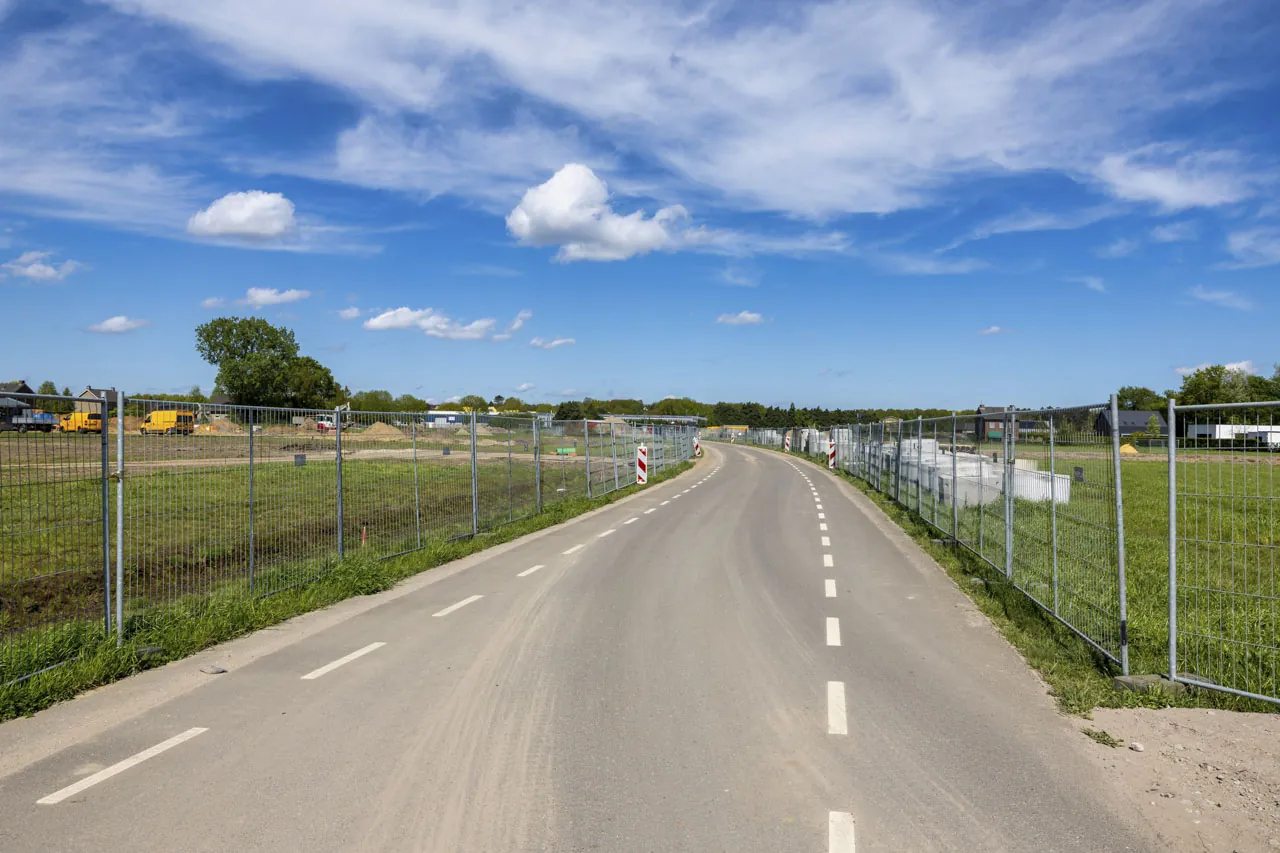 Hekwerk langs een bouwweg